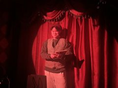 “埃里克斯，你是我生命的火焰。”
一个欢乐性和娱乐性都很棒的