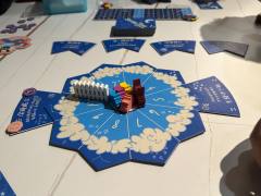 8分，轻松微车的聚会贪逼游戏。
游戏背景很有意思，小绵羊们面