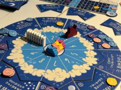 8分，轻松微车的聚会贪逼游戏。
游戏背景很有意思，小绵羊们面