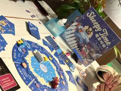 8分，轻松微车的聚会贪逼游戏。
游戏背景很有意思，小绵羊们面