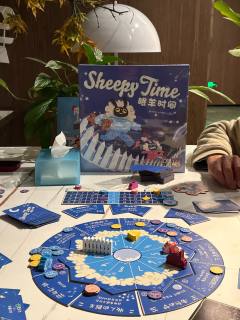 8分，轻松微车的聚会贪逼游戏。
游戏背景很有意思，小绵羊们面