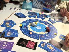 8分，轻松微车的聚会贪逼游戏。
游戏背景很有意思，小绵羊们面