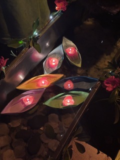 “离离月曙照清阙,
霭霭山岚入弈局。
宁教秋光作别礼,
