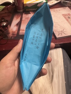 “离离月曙照清阙,
霭霭山岚入弈局。
宁教秋光作别礼,