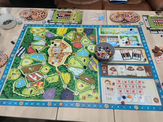 挑不出毛病的好桌游 ，值得购入！
首先延续了巴塞罗那艳丽舒适的色彩画风，其次主题是美好的郁金香🌷种植。行动上以比较特别的轮盘转动为基点，可以做建造风车、雇佣助手和拿取加强板块（这两个因素的变化性决定了