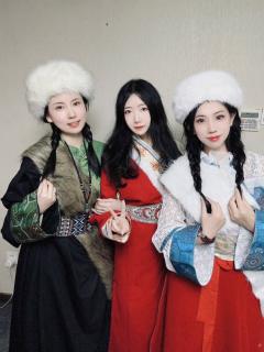 
“天苍茫，雁何往 心中是北方家乡”
“彩旗飘扬的地方 是家