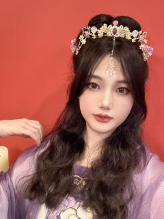 他今夜应该出现在我的窗外,盈盈笑眼落满星辰。他问我,要不要和