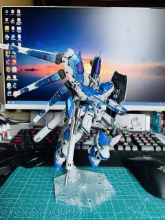 买的第一款RG，目前最喜欢的rg没有之一。第一次笔涂改色，第