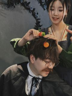 “只要她说，我就为她翻山越岭。”
“我希望张眷信的人生不再有