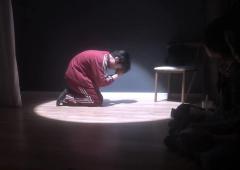 “别动，— — —防卫官👉！！
但阿年从不想当什么防卫官，