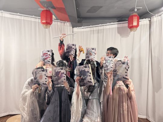 “让我看看摘星之后的夜阑鬼塔怎么个事，摘星小黑子和鬼塔灰衣好奇每一个摘星鬼塔多刷玩家”

体验店家：长沙东南枝的云中剧场
体验时长：7h+
体验角色：灰衣男子（车上唯一的一刷玩家）

2024.4.2