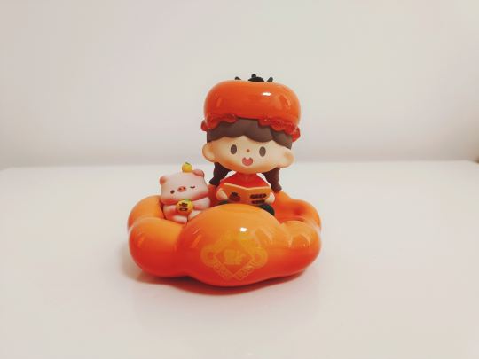 正是因为抽到了卓大王的这款好柿花生，从而有了想要集齐福奇水果系列的整套盲盒，这也是我第一款独角兽家的隐藏！
520♥️的这天必须要让我的阿卓美美出镜😘
卓大王可爱的柿子造型，再搭配上了一粒花生🥜，做工