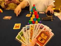 【优点1】
很简单的游戏。先把自己面前的杯子叠成金字塔。卡牌