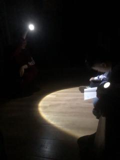 近6.5h的《蝼蚁》体验中,我仿若演了一出悲哀又荒诞的人间戏