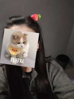 🌙“月亮不会太刺眼，它清冷而温柔。”
月亮本身是不会发光的