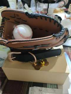 🌙“月亮不会太刺眼，它清冷而温柔。”
月亮本身是不会发光的