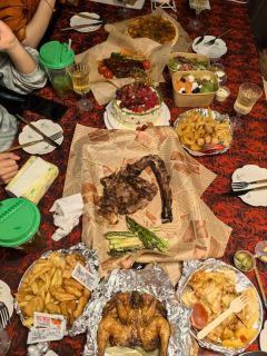 “在罪恶中回头，在枷锁中解脱”
“不是为了逃避艰难的世界，而