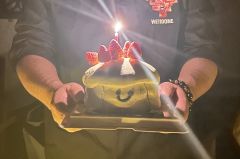 痴笑皇城忘忧君,自绝空门不夜候。
一生负气成今日,四海无人