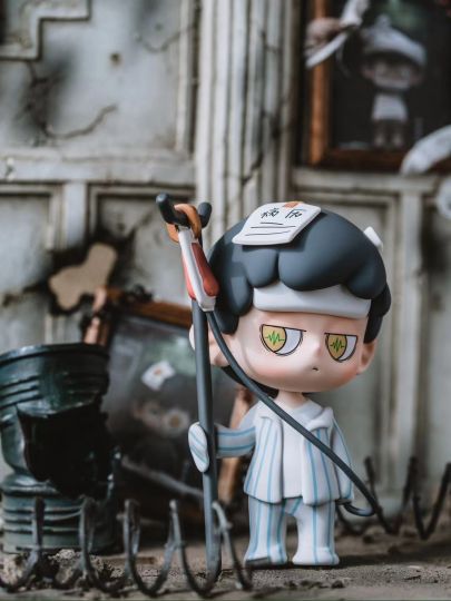 EMOR｜他真的…隐藏了好多情绪

EMOR局外人☁️🧸
第一眼就被这个有情绪的小男孩吸引
渴望幸福，内心孤独
希望被人关心但又害怕接近别人

整盒9常规➕1隐藏配置
实物的磨砂质感很适合情绪感盲盒
