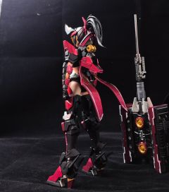 优点:
机甲的设计挺好的，很飒。
缺点:
没有支架。。靠机娘