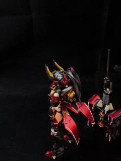 优点:
机甲的设计挺好的，很飒。
缺点:
没有支架。。靠机娘