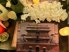 "万事到头皆是命,不落乾坤不落尘。"
"世事漫随流水,算来一