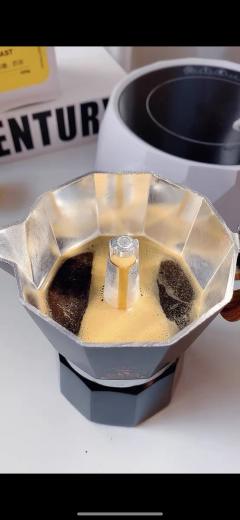 这个当时买了之后，直接让店家帮忙磨粉，用了摩卡壶萃取！每次都