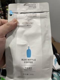 最近的头部流量蓝瓶子，朋友收到的礼物，估计也是排队数小时。经