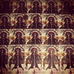 宛如摩西,在腐败恶臭的社会开辟道路,掀起革命。
似是稻妻,