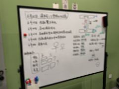 “我叹还有影子相伴,可影子却笑我孤单。”
——题记