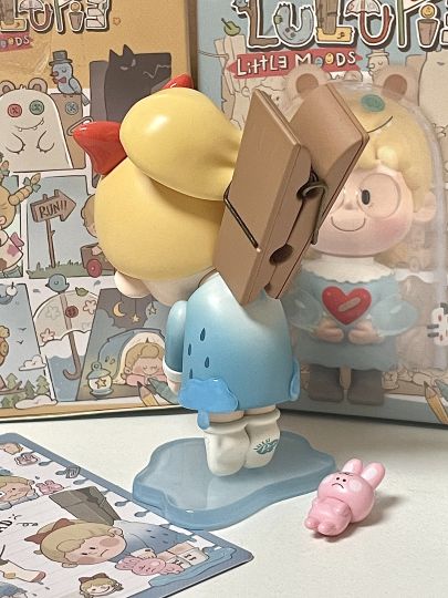 露露派真的好乖好可爱！治愈系盲盒真的没谁了吧💝💕
包装盒的设计不会让人一眼想要购买
但包装拆开真的被惊艳到！
手机根本拍不出娃的质感
每款都有自己的小故事（这种我真的超爱🥺
就像看到自己小时候
喜欢在