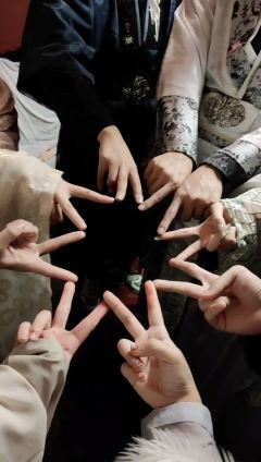 【含剧透】
桃之夭夭，其叶蓁蓁。
山有扶苏，隰有荷华。
 @