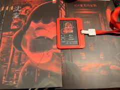 整个故事围绕着一对叫“吉祥”和“如意”的大头娃娃展开，奠定了