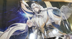 仪容清俊貌堂堂,玉带团花八宝妆。
腰挎弹弓新月样,手