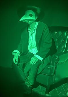 不像传‬统情感‮也本‬非硬核本，更像是人物传‮
记还原立意本