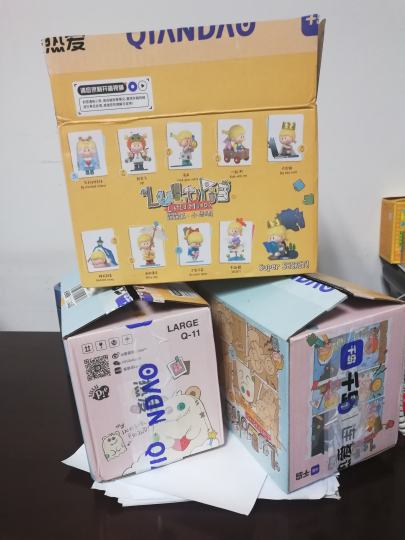 三个惊喜盒子加三张露露派贴纸，也算另类的欧气了。